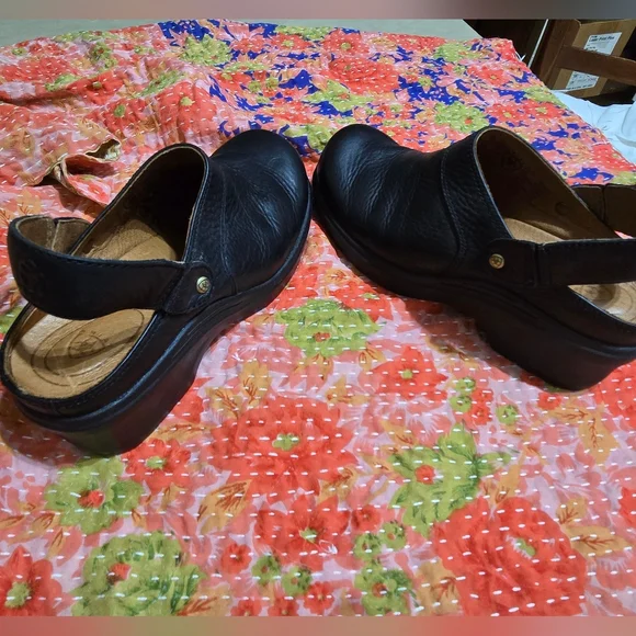 LIKE NEW Ariat Women's Size 7.5B Black Leather Mules - Picture 10 of 11